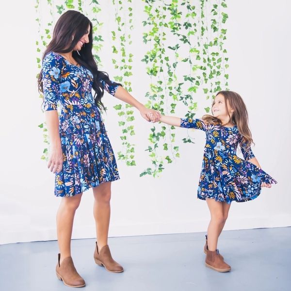 mother daughter dresses family look matching clothes half sleeve blue floral printed mini dress for mom and daughter lj201111
mother daughter dresses family look matching clothes half sleeve blue floral printed mini dress for mom and daughter lj201111