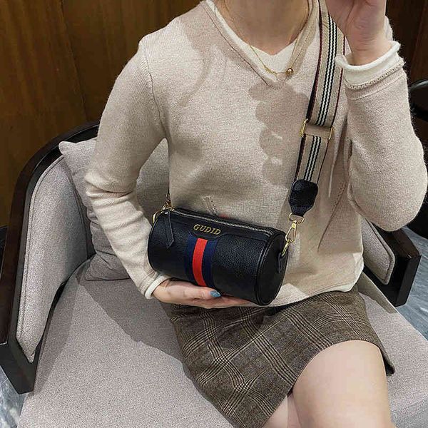 2022 factory wholesale leather foreign messenger women's versatile style wide strap single shoulder pillow bag
2022 factory wholesale leather foreign messenger women's versatile style wide strap single shoulder pillow bag