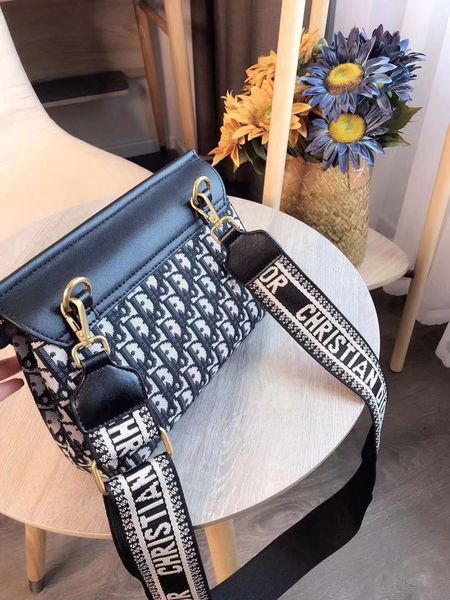 2020 new design european and american fashion and generous luxury ladies shoulder bag is romantic and unrestrained for him 226, Black
2020 new design european and american fashion and generous luxury ladies shoulder bag is romantic and unrestrained for him 226, Black