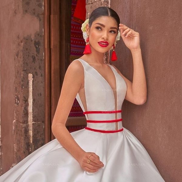 fashion a line wedding dresses sleeve-less v-neck custom made appliqued lace princess bridal gowns glitter sweep train robes de mariée, White
fashion a line wedding dresses sleeve-less v-neck custom made appliqued lace princess bridal gowns glitter sweep train robes de mariée, White