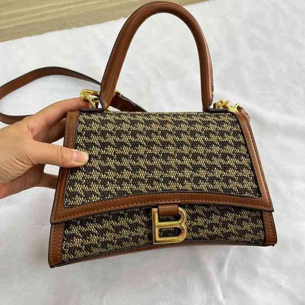 2022 factory wholesale lattice hourglass minority texture, fashion trend, portable one shoulder messenger street trend bag, female
2022 factory wholesale lattice hourglass minority texture, fashion trend, portable one shoulder messenger street trend bag, female