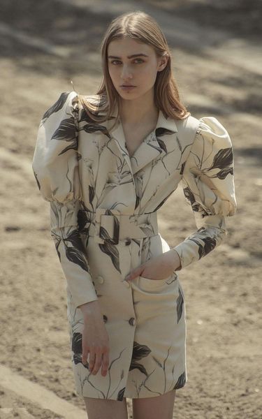 the new autumn/winter 2020 women's dress with print lacing, long sleeves and small fresh floral blazer dress, Tan;black
the new autumn/winter 2020 women's dress with print lacing, long sleeves and small fresh floral blazer dress, Tan;black