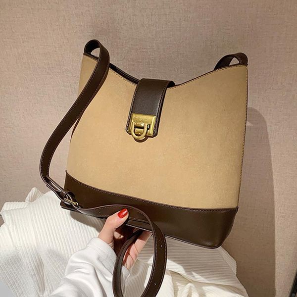 cross body 2021 trend matte bag for women's luxury pu leather lock shoulder square lady portable crossbody bags large capacity handbags
cross body 2021 trend matte bag for women's luxury pu leather lock shoulder square lady portable crossbody bags large capacity handbags