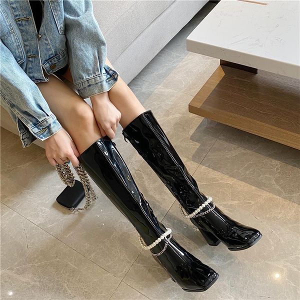 2021 new style personalized decorative pearl chain black square side zipper high heel boots
2021 new style personalized decorative pearl chain black square side zipper high heel boots