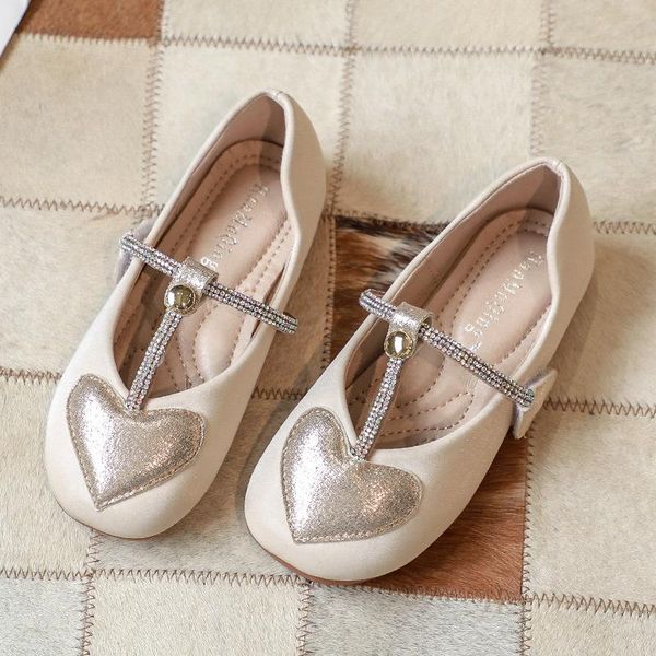 flat shoes children 2021 spring fashion girl foreign style glance heart pu leather wild daisy dance, Black;grey
flat shoes children 2021 spring fashion girl foreign style glance heart pu leather wild daisy dance, Black;grey