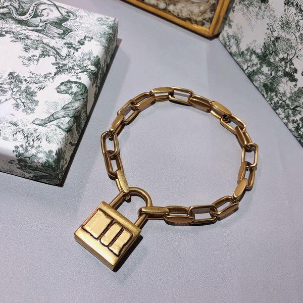 2020 new luxury fashion design retro love lock letter lock fashion single product fan, Black
2020 new luxury fashion design retro love lock letter lock fashion single product fan, Black