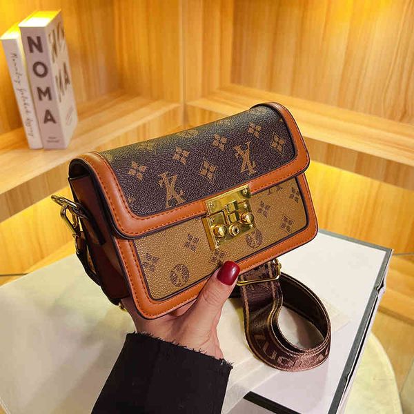 2022 factory wholesale bag new single messenger printed wide shoulder strap small square net red postman bag contrast color personality
2022 factory wholesale bag new single messenger printed wide shoulder strap small square net red postman bag contrast color personality