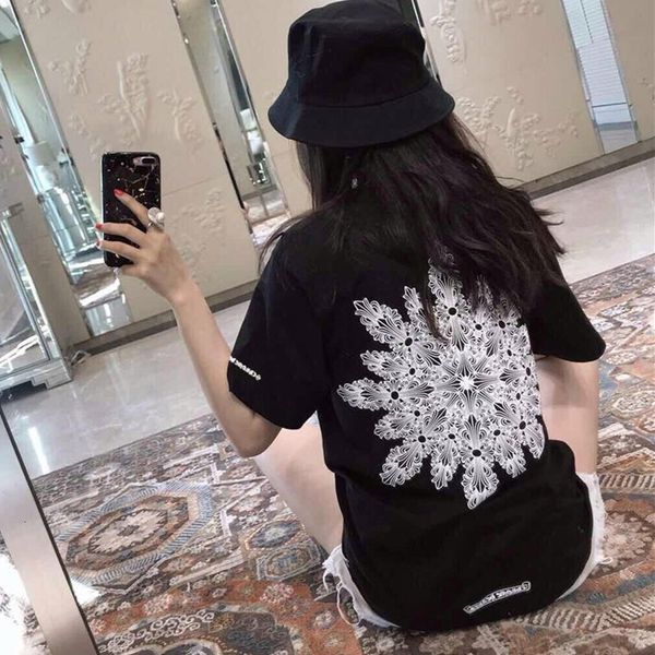 21ss мода новая пара короткие короткими кросин печати снежинка личность свободная сеть красного половины рукава футболка, Black
21ss мода новая пара короткие короткими кросин печати снежинка личность свободная сеть красного половины рукава футболка, Black