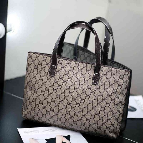 design casual simple printed hand sling shoulder messenger women's versatile locomotive bag handbags
design casual simple printed hand sling shoulder messenger women's versatile locomotive bag handbags