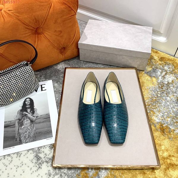 2020 new fresh square toe flat lady fashion retro novelty dress casual shoes red white and black corrugated design for women shoes
2020 new fresh square toe flat lady fashion retro novelty dress casual shoes red white and black corrugated design for women shoes