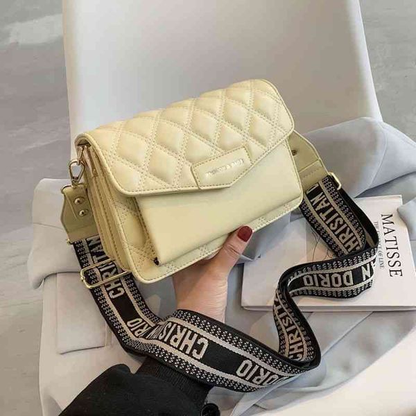 2022 factory wholesale new messenger women's versatile ins foreign style chaowang red one shoulder small square bag, Black;red
2022 factory wholesale new messenger women's versatile ins foreign style chaowang red one shoulder small square bag, Black;red