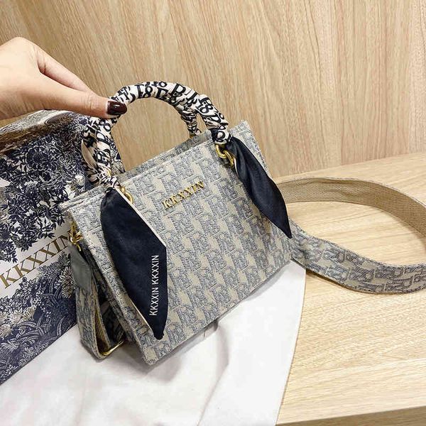 2022 latest luggage factory wholesale style canvas contrast color silk scarf killer bill of lading shoulder diagonal cross bag with gift bag
2022 latest luggage factory wholesale style canvas contrast color silk scarf killer bill of lading shoulder diagonal cross bag with gift bag