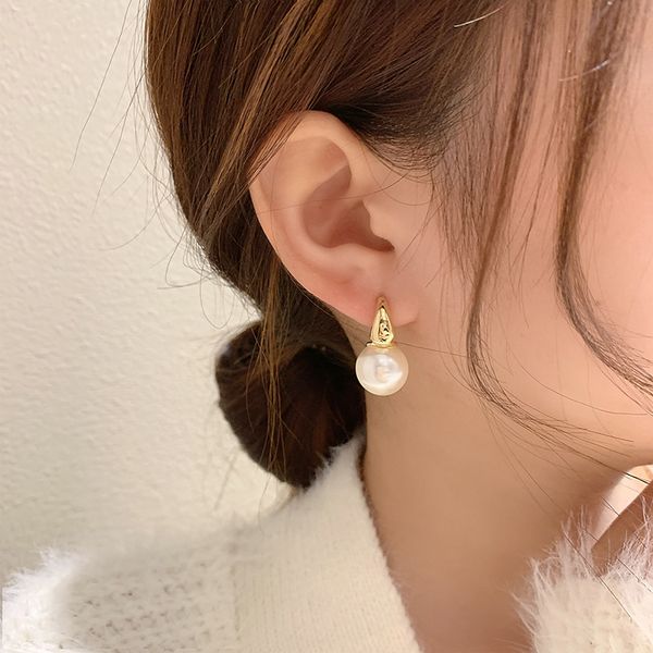 new fashion jewelry charm simple celebrity style gold pearl drop earrings for woman wedding girl's sweet accessories, Golden
new fashion jewelry charm simple celebrity style gold pearl drop earrings for woman wedding girl's sweet accessories, Golden