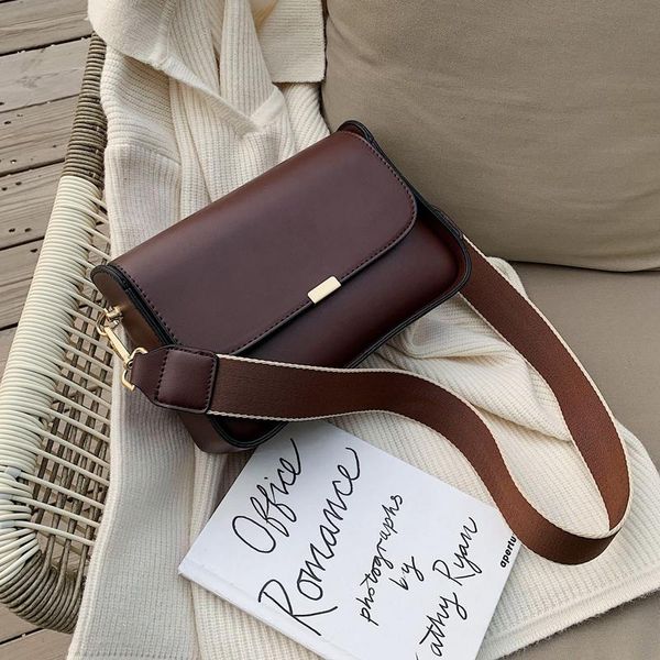 the new korean version is a versatile cross-body bag with fashionable one-shoulder bag
the new korean version is a versatile cross-body bag with fashionable one-shoulder bag