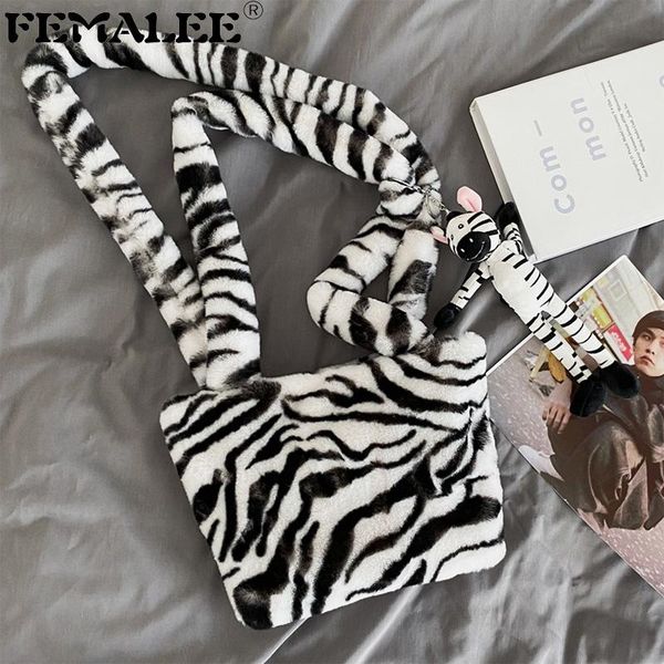 winter zebra и leopard печать плюшевой сумка vintage большой емкость женщины мех плечо подмышки мешок с милой подвеской животных
winter zebra и leopard печать плюшевой сумка vintage большой емкость женщины мех плечо подмышки мешок с милой подвеской животных