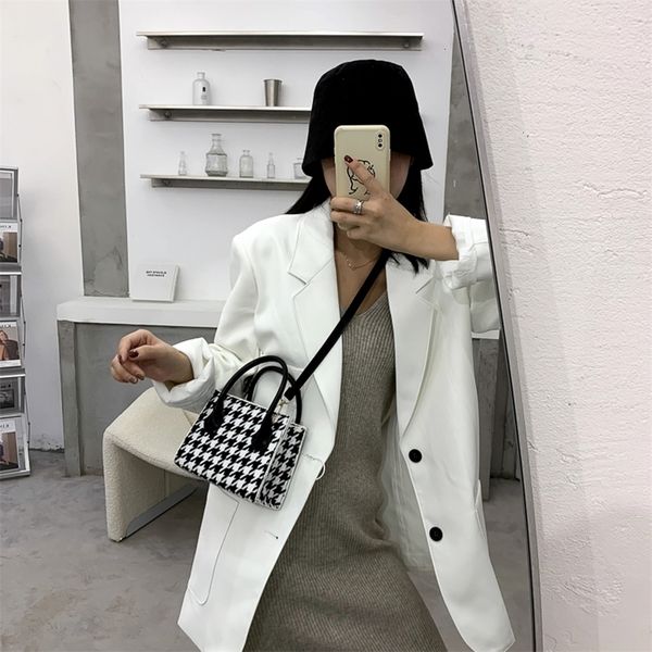 retro plaid crossbody handbag totes women casual pu leather shoulder purse female portable travel messenger handle bag 
retro plaid crossbody handbag totes women casual pu leather shoulder purse female portable travel messenger handle bag