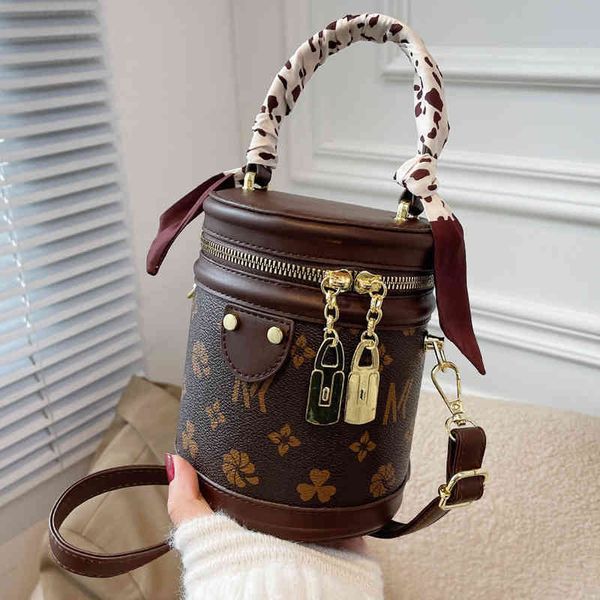 75% off handbag factory store on versatile autumn and winter printed single shoulder armpit messenger cylinder women's
75% off handbag factory store on versatile autumn and winter printed single shoulder armpit messenger cylinder women's