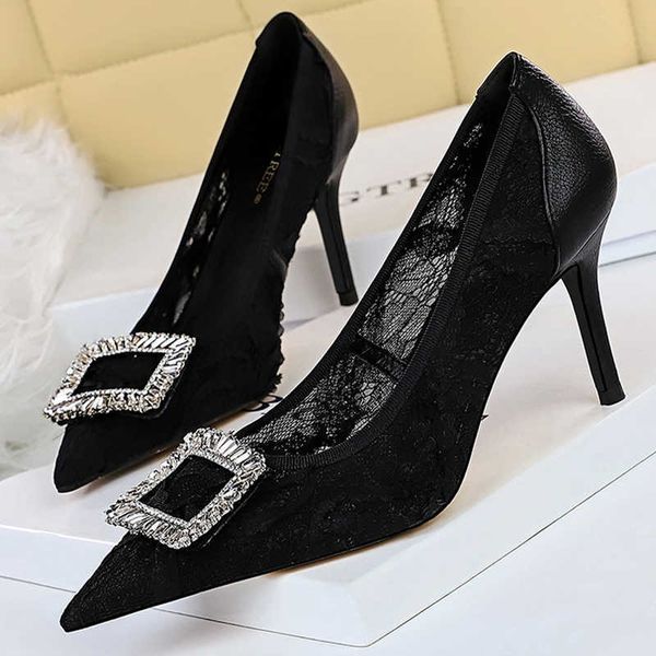 classic luxury designer shoes metal 2022s kitten heels women pumps mesh lace high stiletto black white hollow out sandals paris wholesale
classic luxury designer shoes metal 2022s kitten heels women pumps mesh lace high stiletto black white hollow out sandals paris wholesale