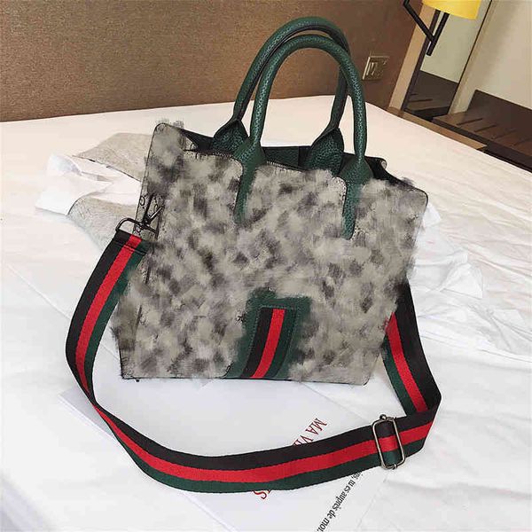 2022 latest luggage factory wholesale single shoulder messenger bag tote large capacity women's bag soft leather mobile phone wallet
2022 latest luggage factory wholesale single shoulder messenger bag tote large capacity women's bag soft leather mobile phone wallet