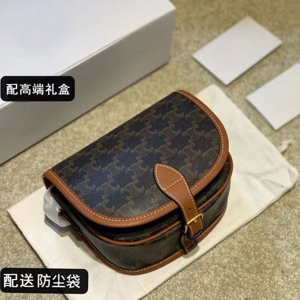 new lisa same old flower triumphal arch saddle single shoulder flip fashion versatile messenger bag
new lisa same old flower triumphal arch saddle single shoulder flip fashion versatile messenger bag