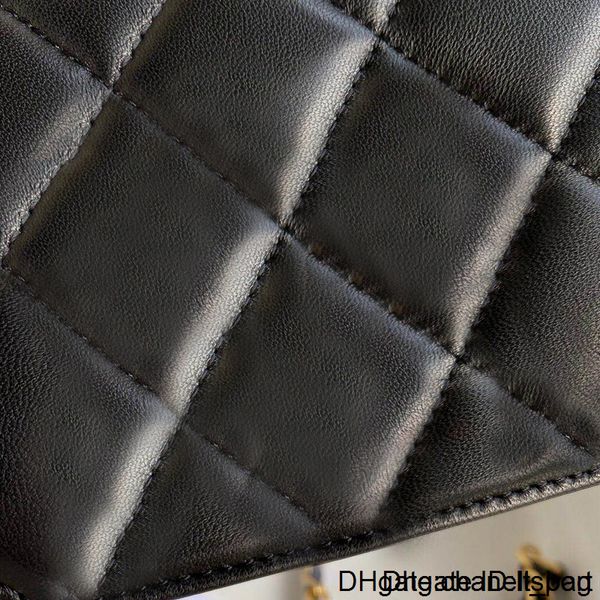 2020 new fragrance crystal diamond decoration fashion versatile one-shoulder cross-body mini chain small square bag
2020 new fragrance crystal diamond decoration fashion versatile one-shoulder cross-body mini chain small square bag