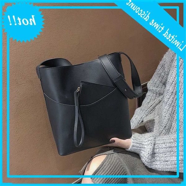 super winter's new versatile leisure one shoulder bucket and large capacity female cross bag
super winter's new versatile leisure one shoulder bucket and large capacity female cross bag