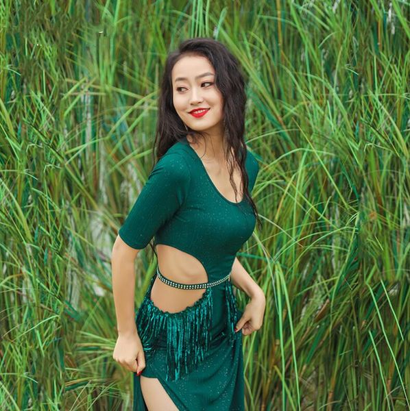 2021 summer new baladi shaabi costume women 2 piece belly-dance long skirt side slit practice wear tassel design dark green, Black;red
2021 summer new baladi shaabi costume women 2 piece belly-dance long skirt side slit practice wear tassel design dark green, Black;red