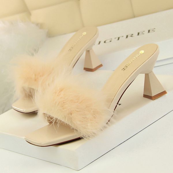 2021 new korean-style fashion thick heels square head toe open foot hairy woman slippers szbp, Black
2021 new korean-style fashion thick heels square head toe open foot hairy woman slippers szbp, Black