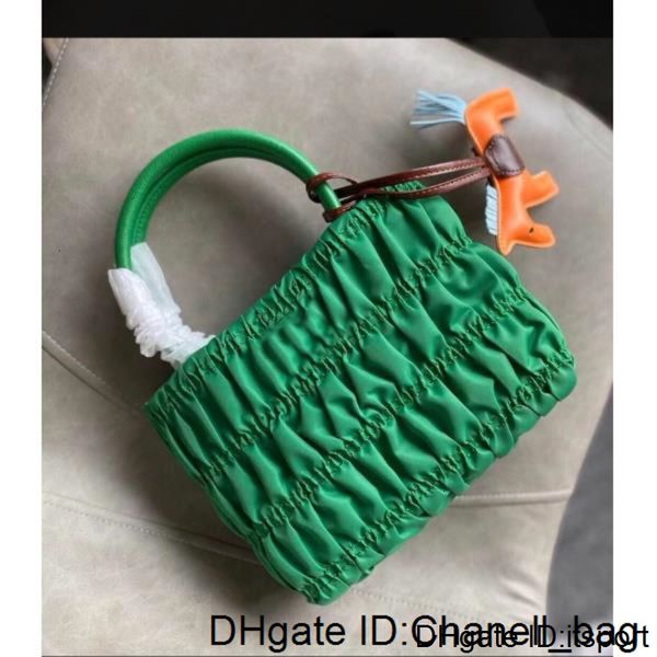 mini with metal chain cross-body bag big capacity fashion classical style waterproof nylon fabric flap tote for women handbag
mini with metal chain cross-body bag big capacity fashion classical style waterproof nylon fabric flap tote for women handbag