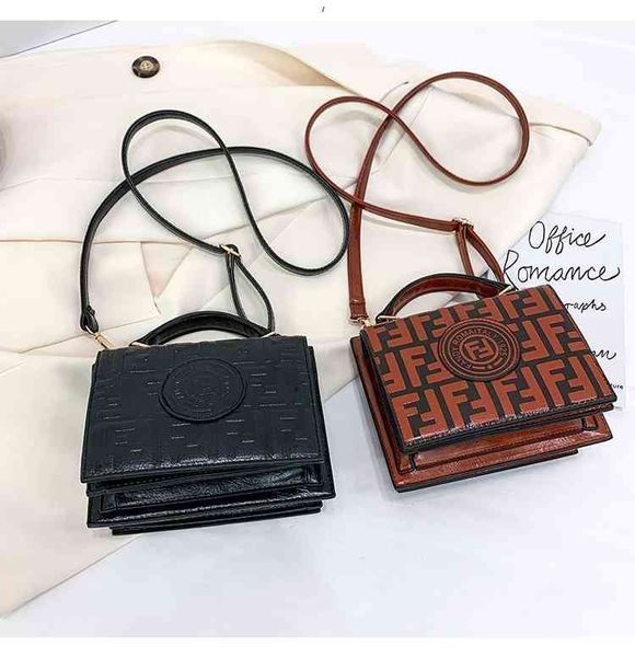 2022 factory wholesale new fashion letter small square autumn and winter embossed bag women's one shoulder messenger bag
2022 factory wholesale new fashion letter small square autumn and winter embossed bag women's one shoulder messenger bag