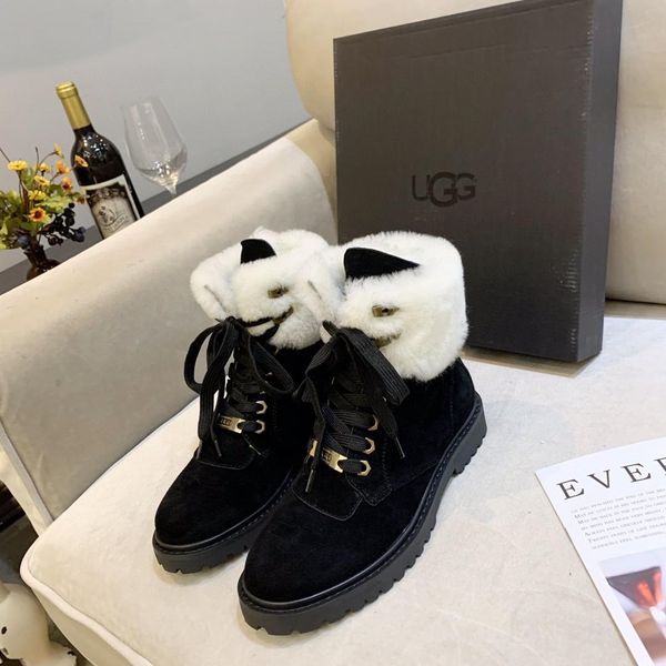 designer womens boots black white plush metal square decoration low heel with box size 35-40
designer womens boots black white plush metal square decoration low heel with box size 35-40