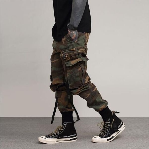 2021 new runway streetwear hip hop lateral pockets from vintage camuflage cargo tactical washed pants l45e, Black;white
2021 new runway streetwear hip hop lateral pockets from vintage camuflage cargo tactical washed pants l45e, Black;white