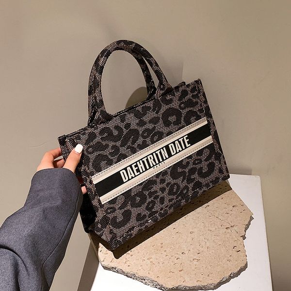 2022 factory wholesale new leopard print women's lattice letter small square colors handbag various specifications satchel
2022 factory wholesale new leopard print women's lattice letter small square colors handbag various specifications satchel