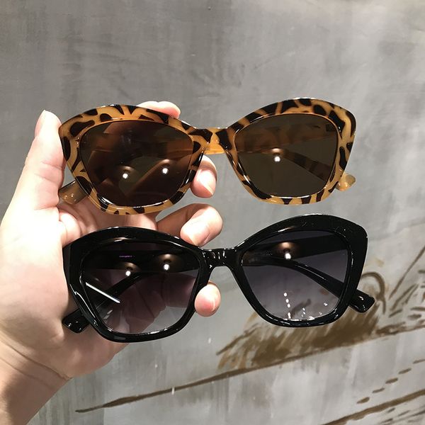 2019 new personalized irregular leopard frame fashion sunglasses, women's wanghong street shooting mirror, White;black
2019 new personalized irregular leopard frame fashion sunglasses, women's wanghong street shooting mirror, White;black