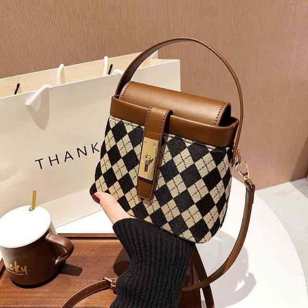 2022 factory wholesale portable small box bag women's autumn winter new trendy and versatile one shoulder messenger bag
2022 factory wholesale portable small box bag women's autumn winter new trendy and versatile one shoulder messenger bag