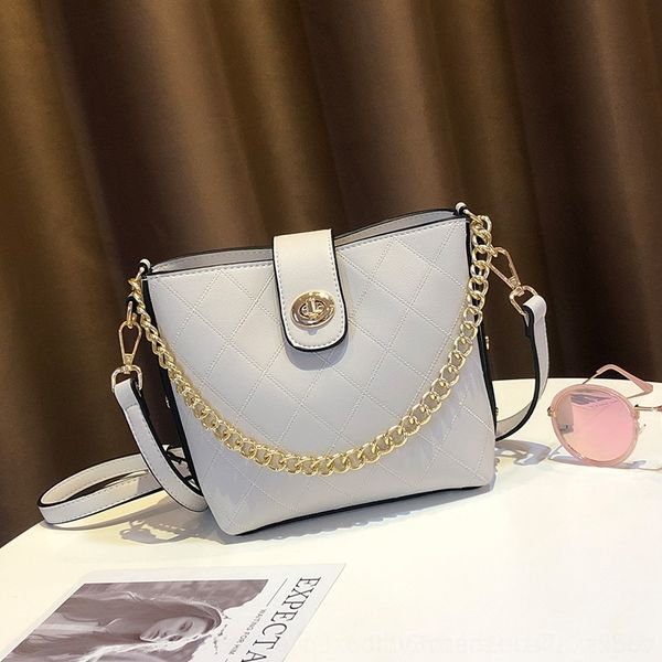 7xxbt xiaoxiangfeng summer xiaoxiangfeng banner baonv banner female bag new lingge chain 2020 bag white lock dual purpose bucket single shou
7xxbt xiaoxiangfeng summer xiaoxiangfeng banner baonv banner female bag new lingge chain 2020 bag white lock dual purpose bucket single shou