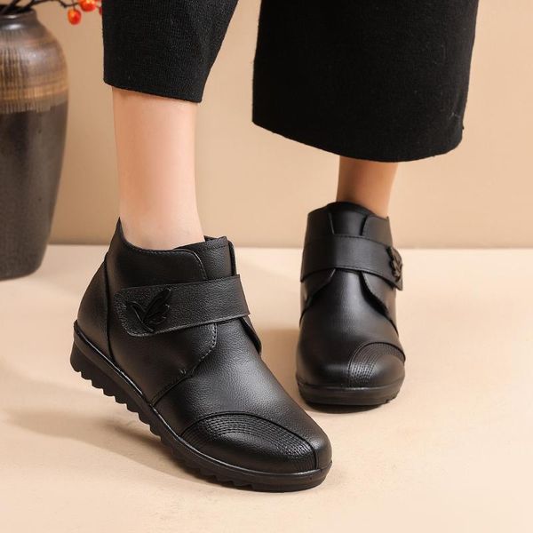 winter mother's shoes plus velvet warm leather middle-aged leather shoes flat non-slip female snow boots and ankle outdoor boots, Black
winter mother's shoes plus velvet warm leather middle-aged leather shoes flat non-slip female snow boots and ankle outdoor boots, Black