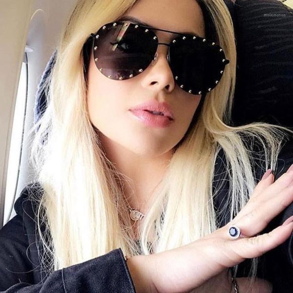 ladies metal rivet pilot sunglasses women luxury personality glasses designer eyewear shades uv4001, White;black
ladies metal rivet pilot sunglasses women luxury personality glasses designer eyewear shades uv4001, White;black