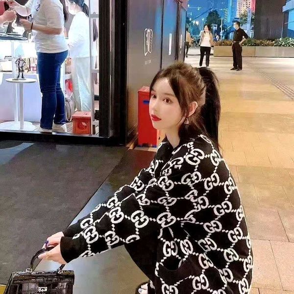 winter new temperament is loose knitted coat, high-end atmosphere show body fabric comfortable and soft of postage, White;black
winter new temperament is loose knitted coat, high-end atmosphere show body fabric comfortable and soft of postage, White;black