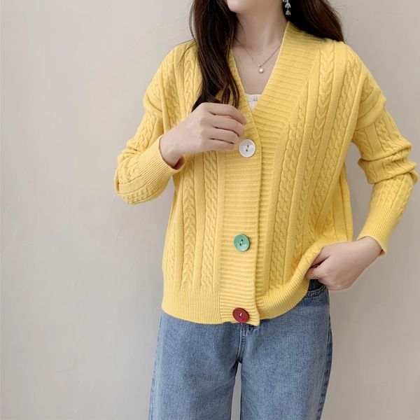 2020 spring and autumn new twist cardigan women's korean color button fashion foreign button sweater coat sweater style loose and versa, White;black
2020 spring and autumn new twist cardigan women's korean color button fashion foreign button sweater coat sweater style loose and versa, White;black