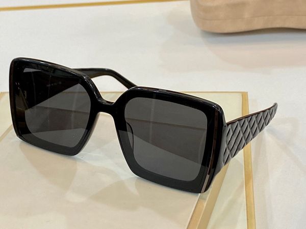 6612 ladies fashion sunglasses fashion anti-uv coating mirror lens square frame with protective cover, White;black
6612 ladies fashion sunglasses fashion anti-uv coating mirror lens square frame with protective cover, White;black