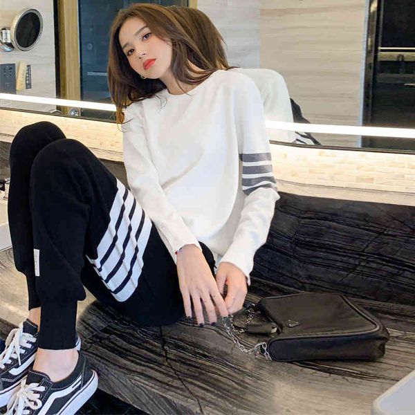 2022 factory wholesale new for men and women lovers korean loose four bar autumn winter sweater bottomed shirt women's fashion, White;black
2022 factory wholesale new for men and women lovers korean loose four bar autumn winter sweater bottomed shirt women's fashion, White;black