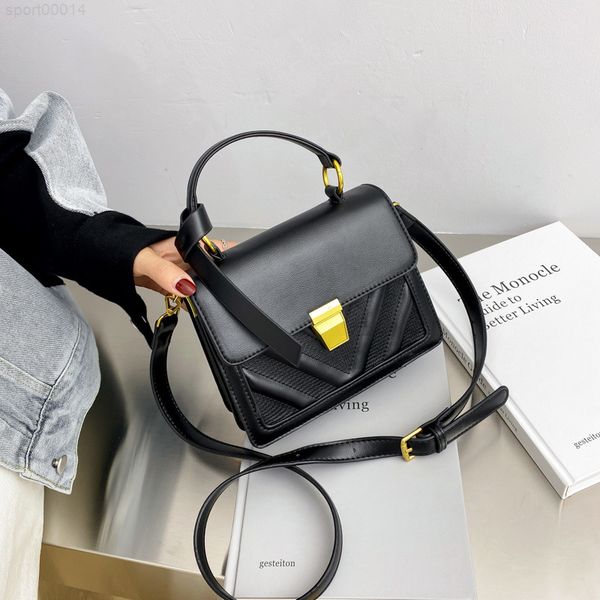 autumn and winter new fashion handbag retro solid color female luxury designer shoulder messenger bag, Red;black
autumn and winter new fashion handbag retro solid color female luxury designer shoulder messenger bag, Red;black