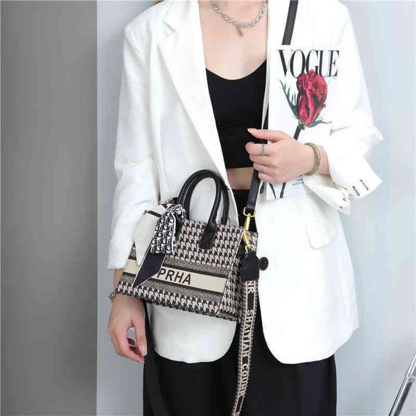 2022 factory wholesale new model qianniao silk scarf broadband bag autumn winter single shoulder bag versatile
2022 factory wholesale new model qianniao silk scarf broadband bag autumn winter single shoulder bag versatile