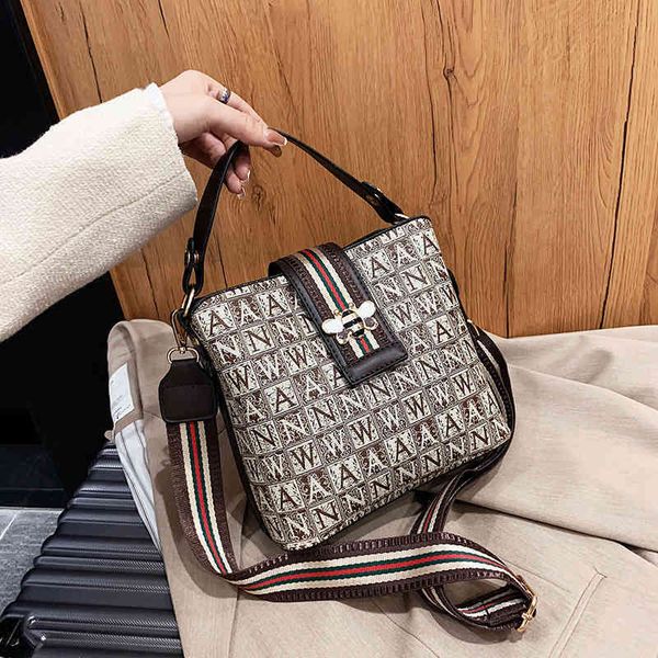 2022 factory wholesale this year's popular women's autumn high-capacity bucket , foreign style fashion messenger bag
2022 factory wholesale this year's popular women's autumn high-capacity bucket , foreign style fashion messenger bag
