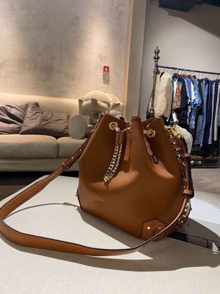 designer designed drawstring bucket bag shoulder bag, classic version, fashionable and versatile, size 26cm * 28cm
designer designed drawstring bucket bag shoulder bag, classic version, fashionable and versatile, size 26cm * 28cm
