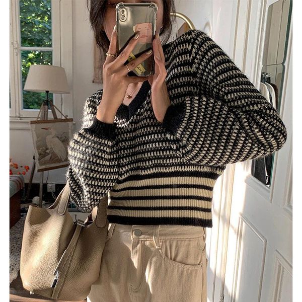 autumn simple temperament, gentle and soft, white/black color matching v-neck lantern sleeve knit sweater, hit color women
autumn simple temperament, gentle and soft, white/black color matching v-neck lantern sleeve knit sweater, hit color women