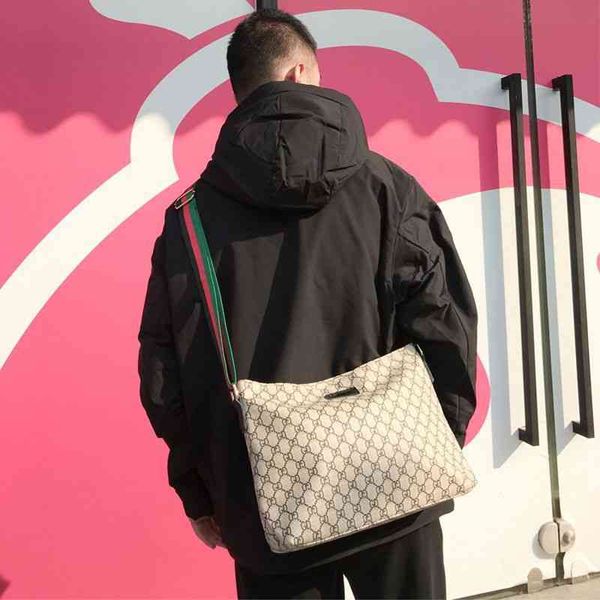 fast handed man with the bag, young kwai shoulder large business casual men and women handbags top
fast handed man with the bag, young kwai shoulder large business casual men and women handbags top
