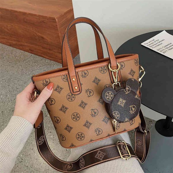 2022 factory wholesale portable bucket bag printed wide shoulder strap single shoulder messenger bag
2022 factory wholesale portable bucket bag printed wide shoulder strap single shoulder messenger bag