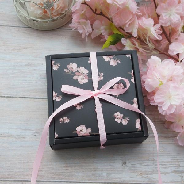 gift wrap 13.5*13.5*5cm black pink flower on branch theme 10 set candy paper box valentine wedding favor boxes birthday gifts packing
gift wrap 13.5*13.5*5cm black pink flower on branch theme 10 set candy paper box valentine wedding favor boxes birthday gifts packing